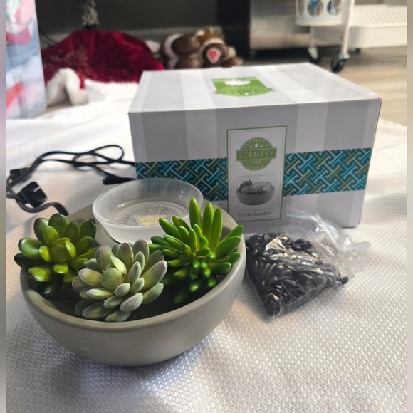Scentsy Other - 💜 Scentsy Little Garden Succulent Warmer